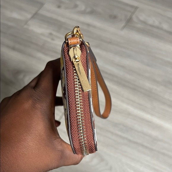 Tory Burch Emerson Printed Wristlet - Picture 4 of 12